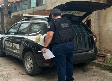 Momento em que o suspeito é preso, em sua casa -  (crédito: PCMG)