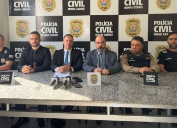 O delegado Bessa (terceiro da esquerda para a direita) e a equipe multipolicial que trabalhou no caso  -  (crédito: PCMG/Divulgação)