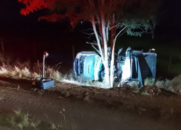 Veículo ficou destruído ao capotar e bater em árvore -  (crédito: CBMMG/Divulgação)