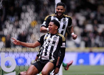 Rony tem se mostrado eficiente com a camisa alvinegra, além de raçudo, enquanto Hulk segue como principal jogador do Galo -  (crédito: Alexandre Guzanshe/EM/D.A. Press)