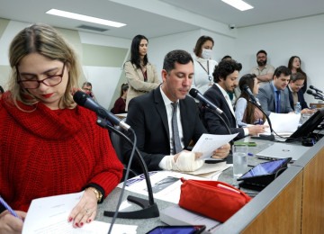 Bloco de oposição conseguiu obstruir a votação da PEC do Referendo por 1h30 e adiou a discussão para a próxima semana -  (crédito: Guilherme Dardanhan/ALMG)