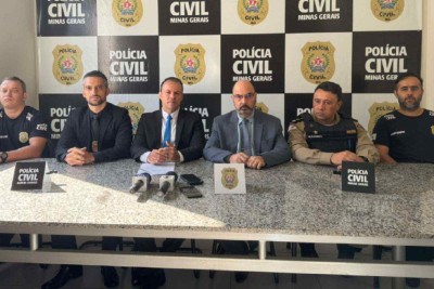 O delegado Bessa (terceiro da esquerda para a direita) e a equipe multipolicial que trabalhou no caso  -  (crédito: PCMG/Divulgação)