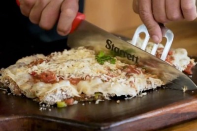 Um novo tipo de churrasco atraiu a curiosidade na internet. O canal Churrasqueadas, no YouTube, que tem mais de 2 milhões de inscritos, sugere o Churrasco à Parmegiana. É inspirado no famoso Bife à Parmegiana, que muitos associam à Itália, mas, segundo especialistas, foi inventado em São Paulo.  -  (crédito: Reprodução YouTube Canal Churrasqueadas,)