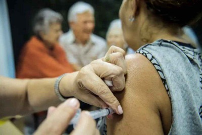 Idosos - Maiores de 60 anos fazem parte do público-alvo da vacinação  tanto da gripe quando da covid-19 -  (crédito: Marcelo Camargo/Agência Brasil)