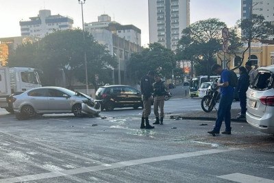 Acidente entre dois carros aconteceu no cruzamento das avenidas Brasil e Afonso Pena -  (crédito: Vinicius Prates/EM/DA Press)