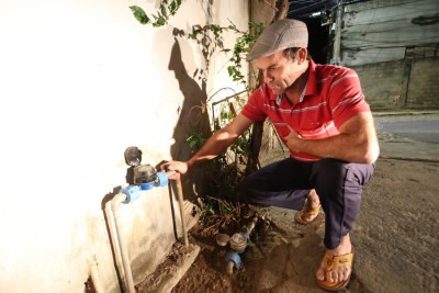 O motorista Nilton Roberto enfrenta aumento na conta de água que, segundo ele, é irregular. Há mais de um ano, os leituristas não tentam contato com os moradores da casa e não realizam a leitura do hidrômetro -  (crédito: Marcos Vieira / EM/D.A Press)