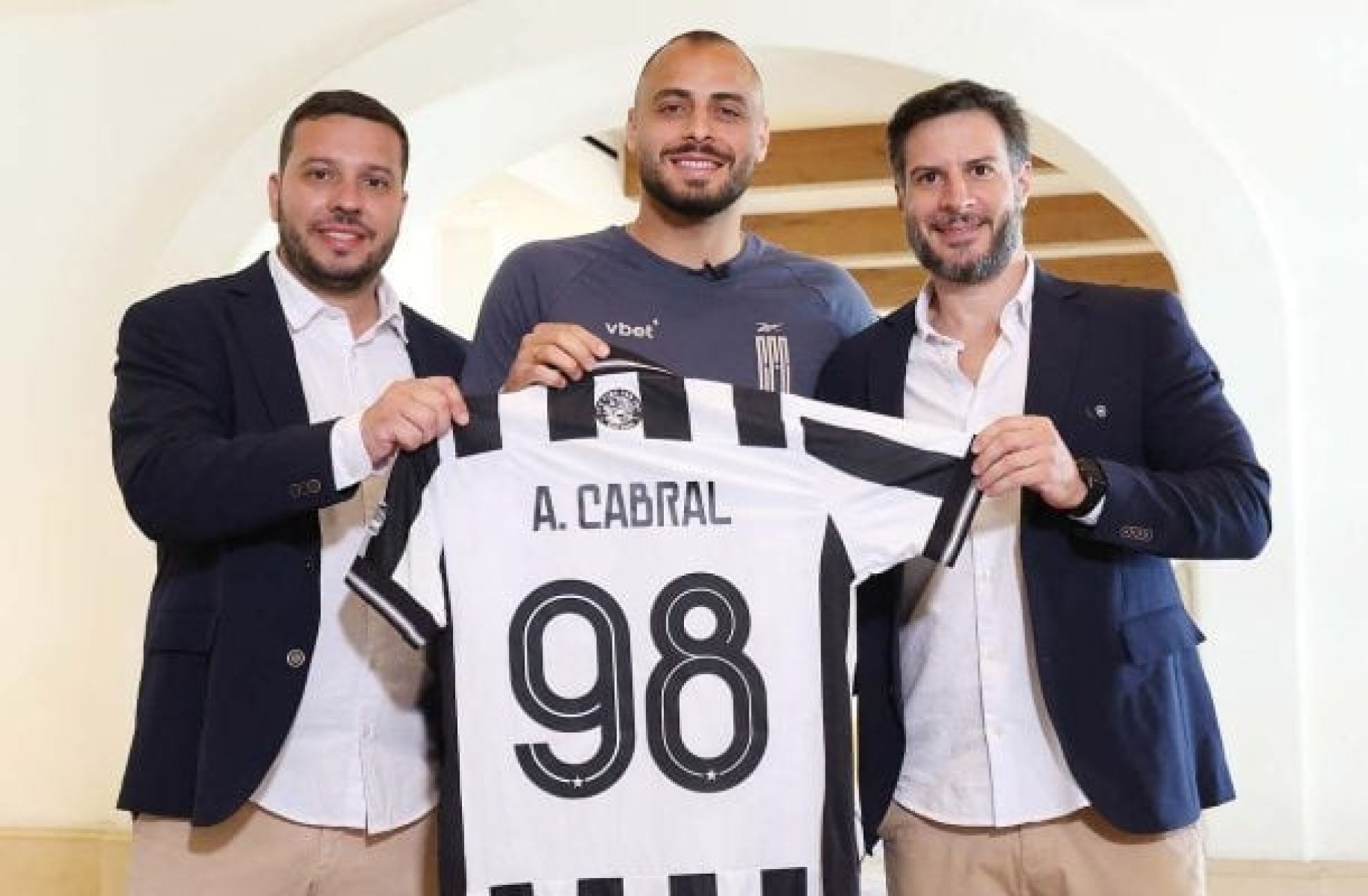 Botafogo apresenta Arthur Cabral e Joaquín Corrêa Botafogo apresenta Arthur Cabral e Joaquín Corrêa