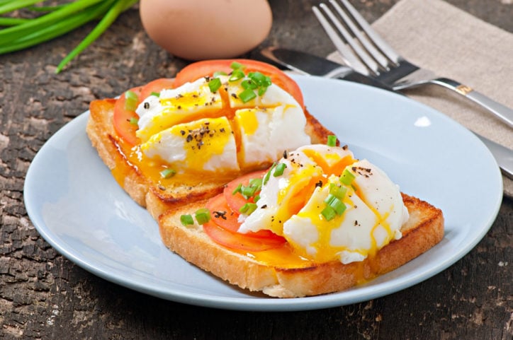 O ovo é rico em proteínas e gorduras, mas tem poucos carboidratos e poucas calorias. Isso ajuda a prolongar a sensação de saciedade e a reduzir a ingestão calórica. 