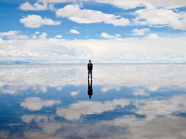 Espelho do Salar de Uyuni - Fica na Bolívia. É o maior deserto de sal do mundo (12.000 km²), a mais de 3.500m de altitude. Quando chove, o solo branco cria efeito de um espelho infinito e as pessoas têm a sensação de uma caminhada no céu.