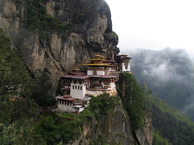 Butão - É um reino budista no extremo leste do Himalaia. Tem fortalezas, montanhas íngremes, vales  e mosteiros. Entre eles, o mosteiro de Taktsang (o "Ninho do Tigre" - foto), nos penhascos acima do Vale de Paro.