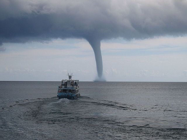As trombas de Ã¡gua sÃ£o comuns nas regiÃµes tropicais do planeta.  No Brasil hÃ¡ quem confunda com cabeÃ§a d'Ã¡gua (que Ã© o aumento repentino do nÃ­vel de cachoeiras e rios apÃ³s uma chuva forte). Mas nÃ£o hÃ¡ relaÃ§Ã£o. 