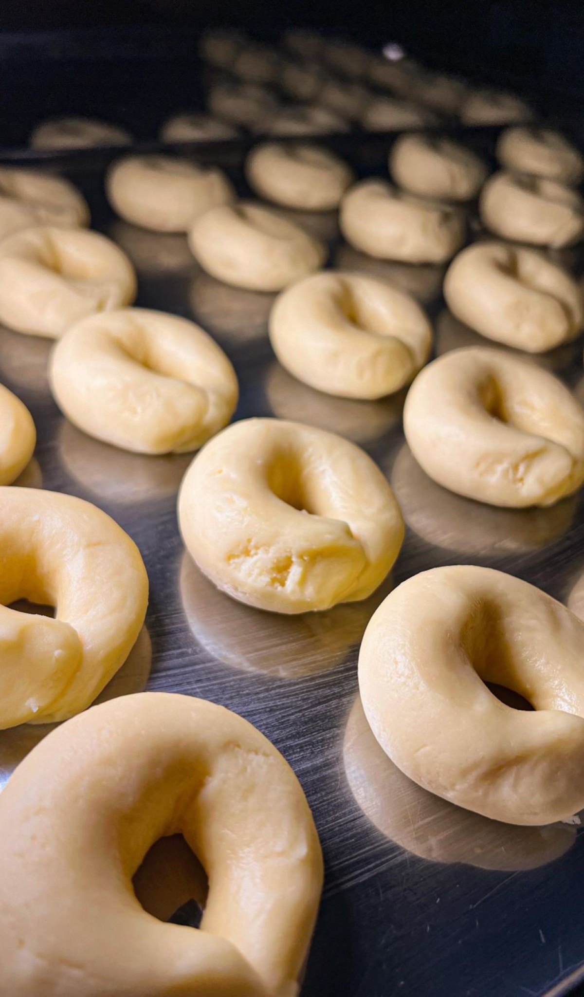 Os biscoitos de queijo indo para o forno