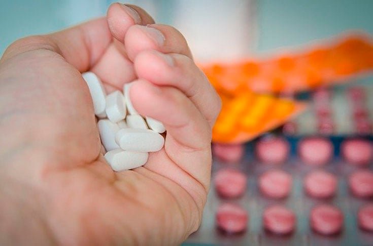 Para alguns especialistas, a forma como a dipirona age para reduzir a febre e aliviar a dor ainda não é completamente compreendida, apesar de existirem hipóteses.