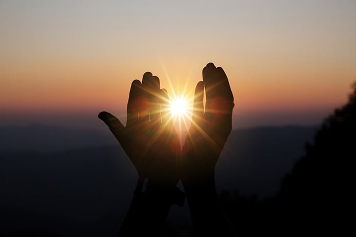 Veja agora outras pessoas jovens que se foram beatificadas na Igreja Católica por sua trajetória de dedicação ou canonizadas pelo reconhecimento de sua santidade. - jcomp -freepik