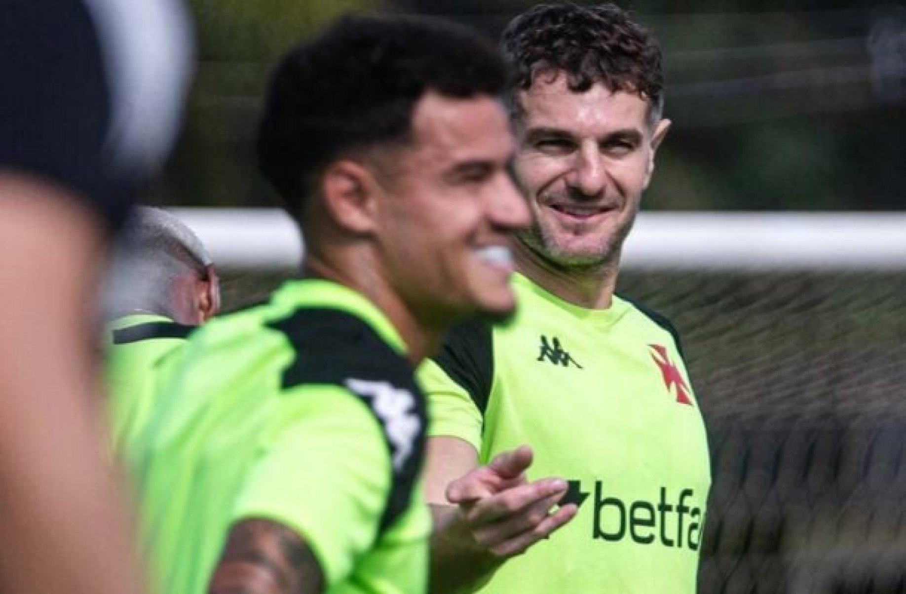 Vegetti brinca sobre renovação de Coutinho com o Vasco: ‘Já ameacei ele’