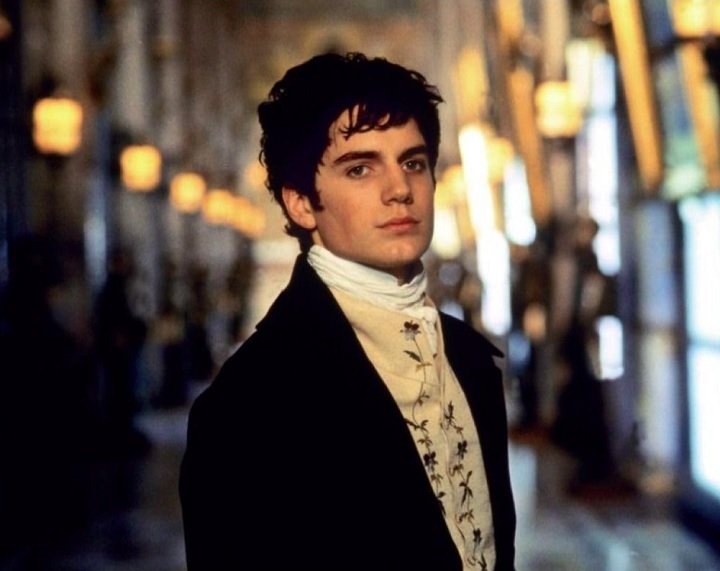 Em 2002, Cavill interpretou Albert Mondego, em "O Conde de Monte Cristo", e ganhou um destaque maior no cinema.
