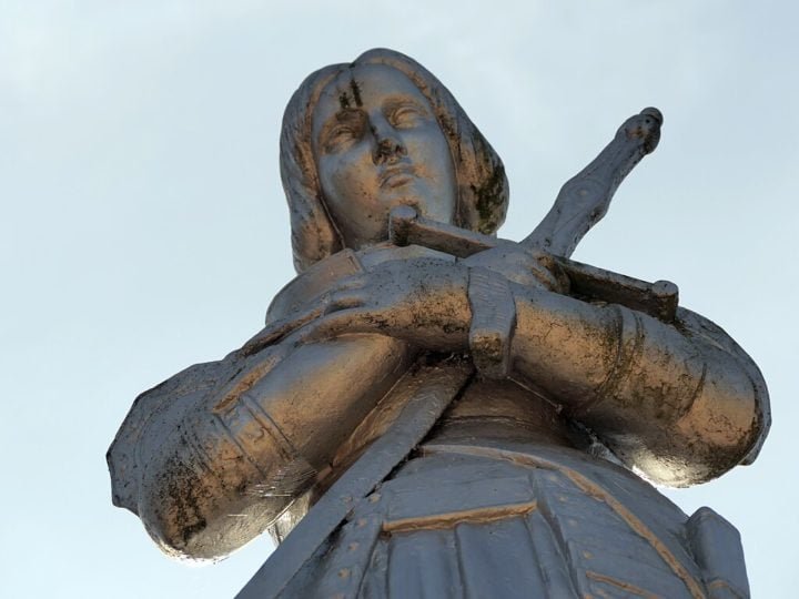 Traída e vendida aos inimigos, Joana foi queimada viva pelos ingleses sob acusações de heresia e feitiçaria. Vinte anos depois, a Igreja revisou seu caso e reconheceu a injustiça. Em 1920, ela foi canonizada pelo papa Bento XV e proclamada padroeira da França.-wikimedia commons Hyppolyte de Saint-Rambert
