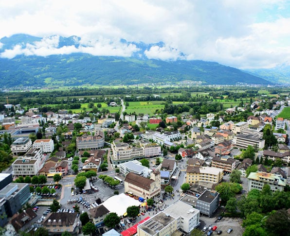 Liechtenstein  - Com apenas 160 km², Liechtenstein é o sexto menor país do mundo, com apenas 40 mil habitantes.  Tem belas paisagens. Malbun possui  um resort de esqui popular para atividades de inverno e trilhas para caminhadas no verão. E as montanhas oferecem trilhas para caminhadas em cenários espetaculares. 