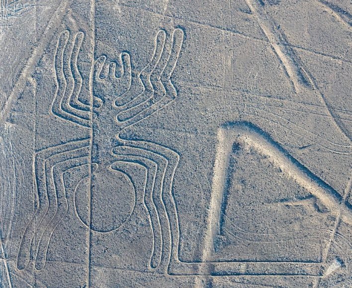 Linhas de Nazca: As linhas de Nazca são um conjunto de figuras geométricas e desenhos gigantes, criado entre os anos 500 a.C. e 500 d.C., que se estendem por cerca de 80 quilômetros na região de Nazca, no Peru.