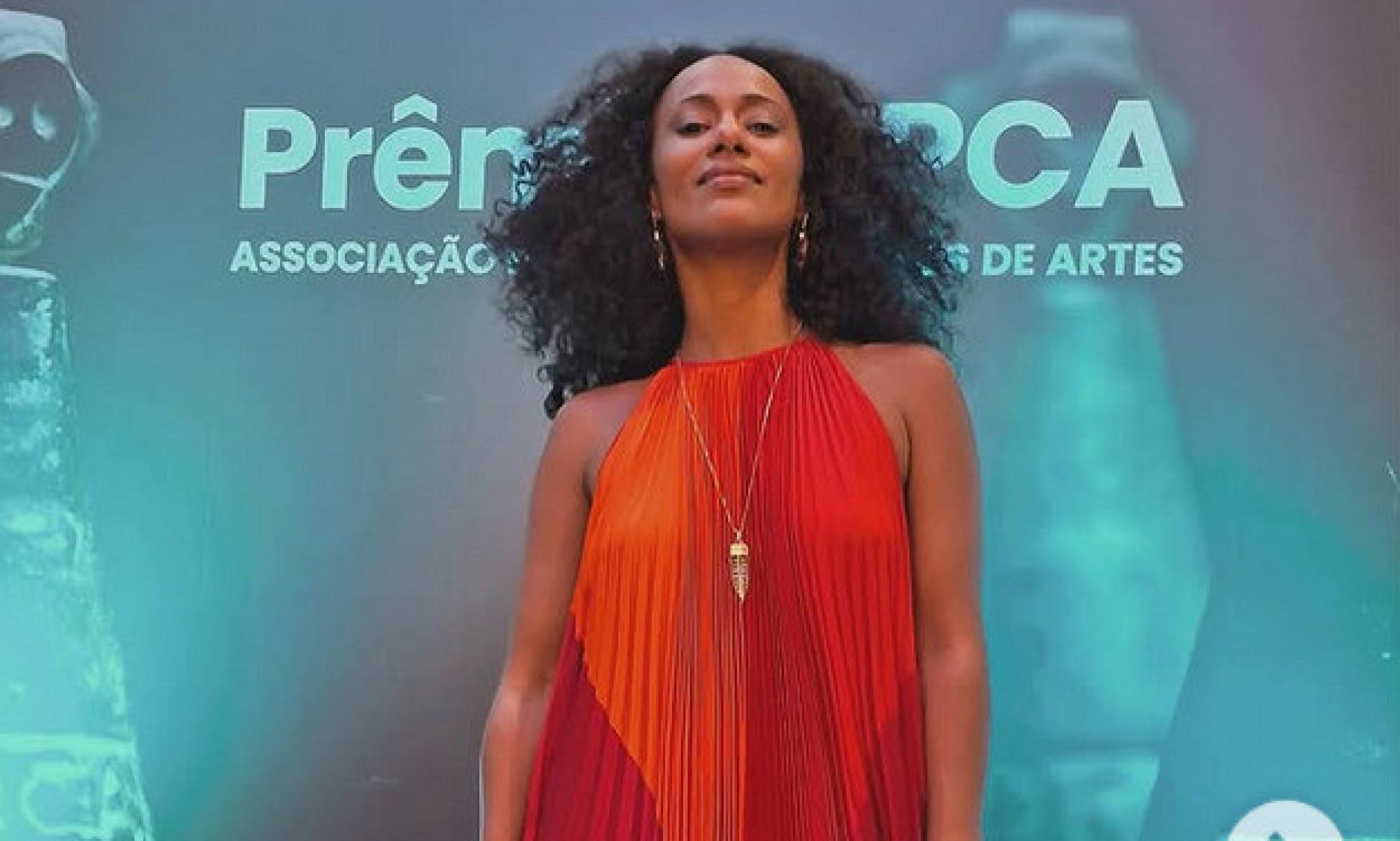 Naruna Costa usa vestido vermelho na cerimônia de entrega do Prêmio APCA