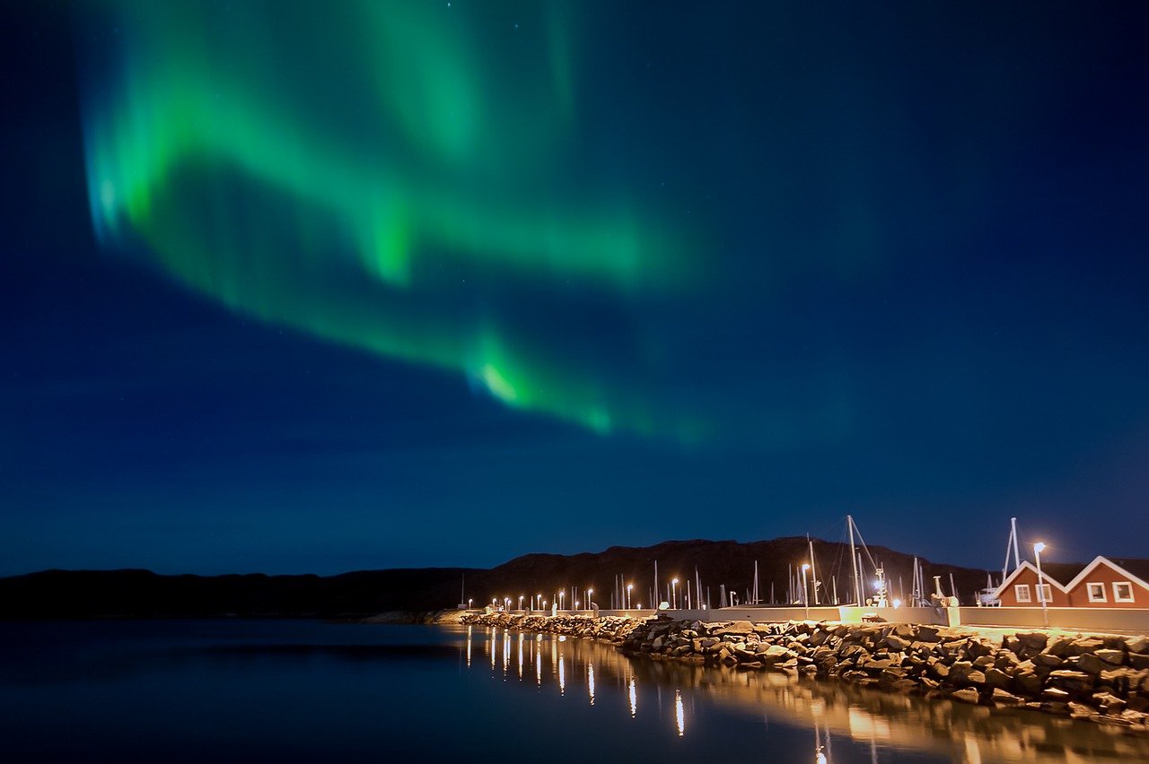 Além de luz, o Sol também emite ventos solares, repletos de partículas subatômicas carregadas de energia.  Chamadas de plasmas, essas partículas provocam o fenômeno de luz quando entram em contato com os campos magnéticos dos polos.