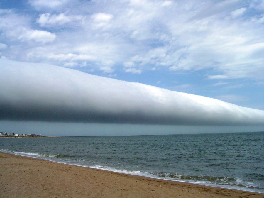 A teoria mais aceita é de elas se formam pelo choque de ventos em direções contrárias, com temperaturas, umidade e altitudes específicas, soprando de forma contínua.  Podem formar várias nuvens paralelas e durar algumas horas, desfazendo-se à medida que o sol e a temperatura se elevam.