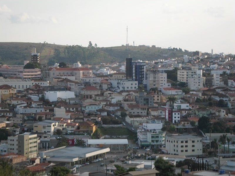 Pra quem não viu: Galinha bota ovo disforme e sem gema