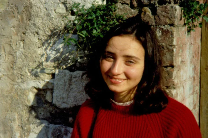 Beata Sandra Sabattini: Foi uma jovem italiana nascida em 1961, conhecida por sua profunda fé e dedicação aos mais necessitados. Ela se envolveu desde cedo em atividades de caridade, especialmente ajudando pessoas com deficiência e dependentes químicos. -wikimedia commons/Guido Rossi
