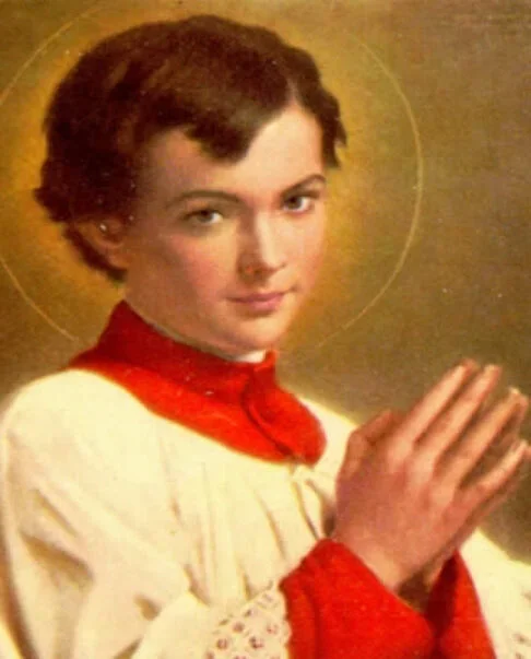 São Domingos Sávio: Nasceu em 2 de abril de 1842, em Riva, Itália, em uma família pobre. Desde jovem, ele já demonstrava grande devoção, esperando o padre fora da igreja para servir à Missa, mesmo debaixo de neve.-wikimedia commons/Coroinha Anônimo
