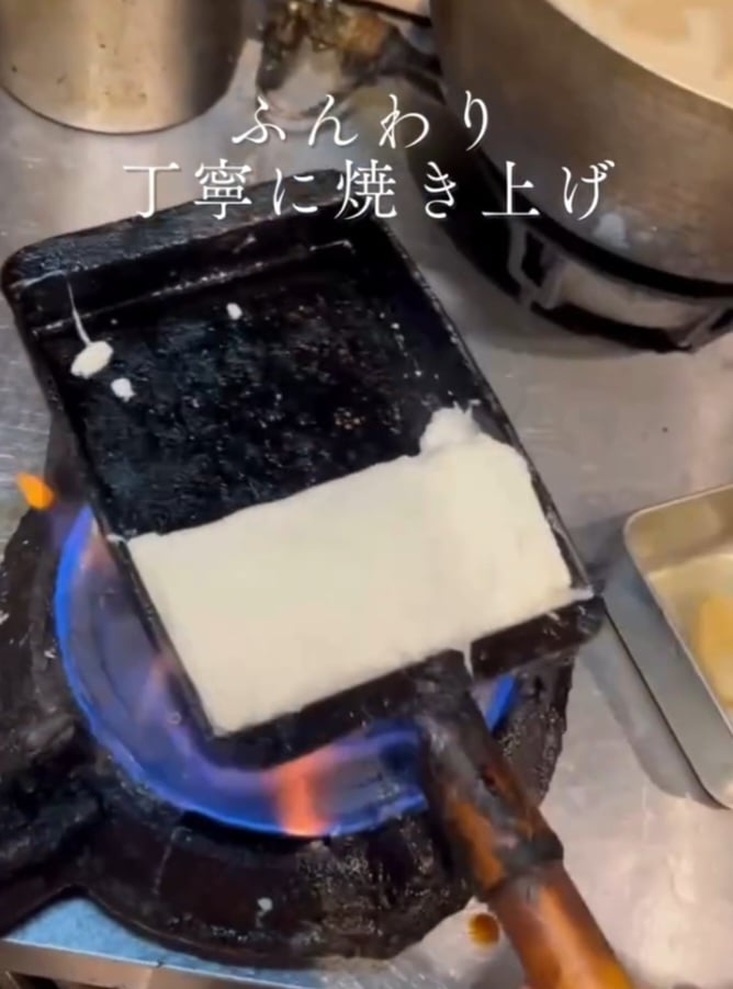 Mas o vÃ­deo Ã© verdadeiro e tem explicaÃ§Ã£o. A coluna Fato ou Fake do G1 verificou que o prÃ³prio restaurante chamado Izakaya Maki explica o item do menu que ficou popular. 