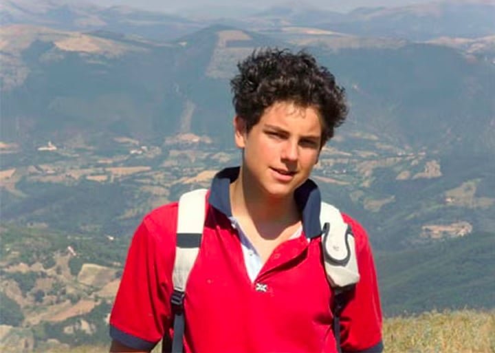 O jovem ítalo-britânico, que morreu aos 15 anos, seria canonizado em 27/4 mas a cerimônia foi suspensa após a morte do Papa, no dia 21/4. 
Carlo ficou conhecido como "padroeiro da internet", pois usava as redes sociais e a computação para evangelizar.

-divulgação/Site Carlo Acutis