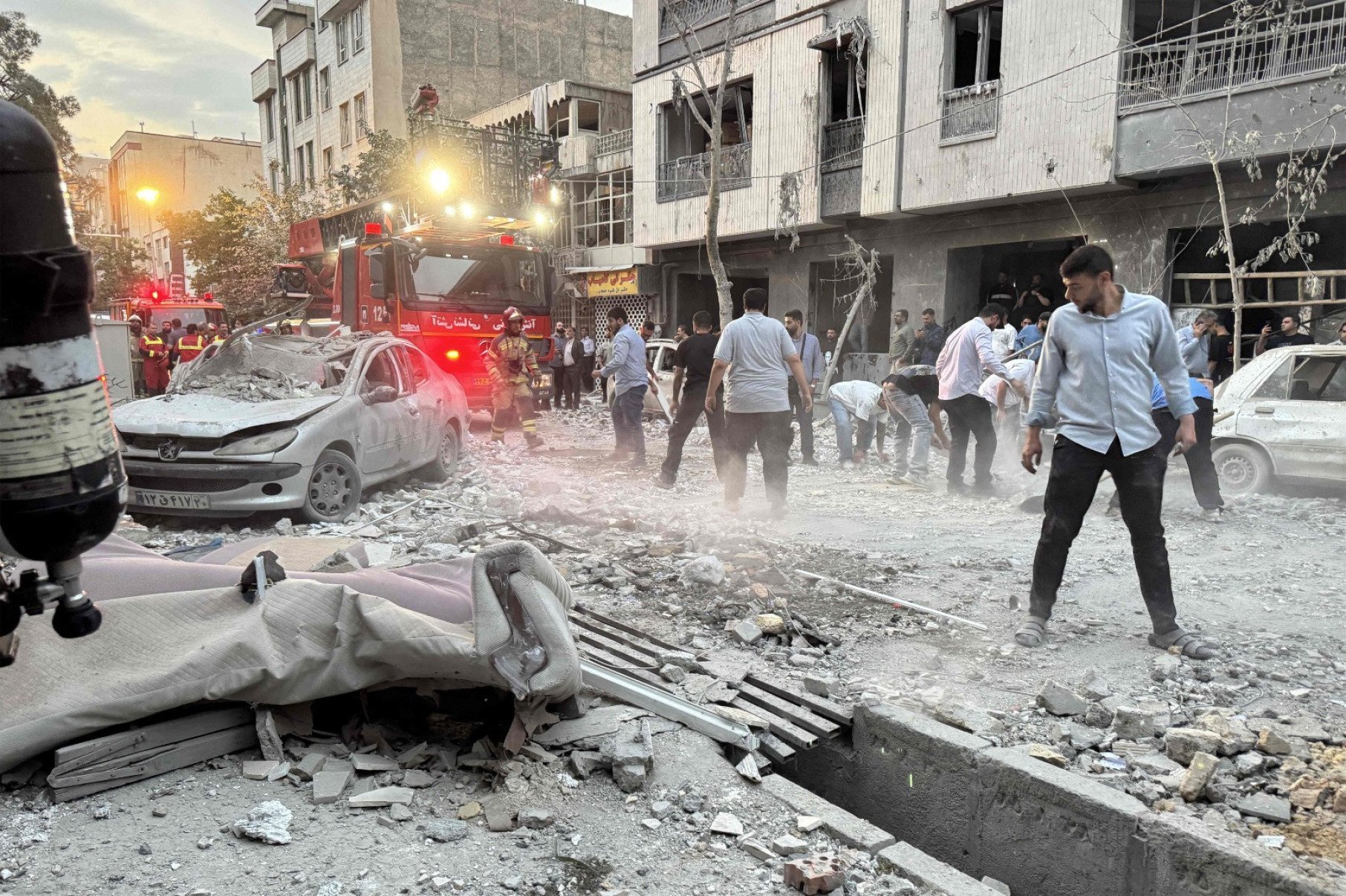 A operação começou durante a madrugada contra posições militares e nucleares em várias regiões iranianas -  (crédito: Meghdad Madadi/Tasnim News/AFP)