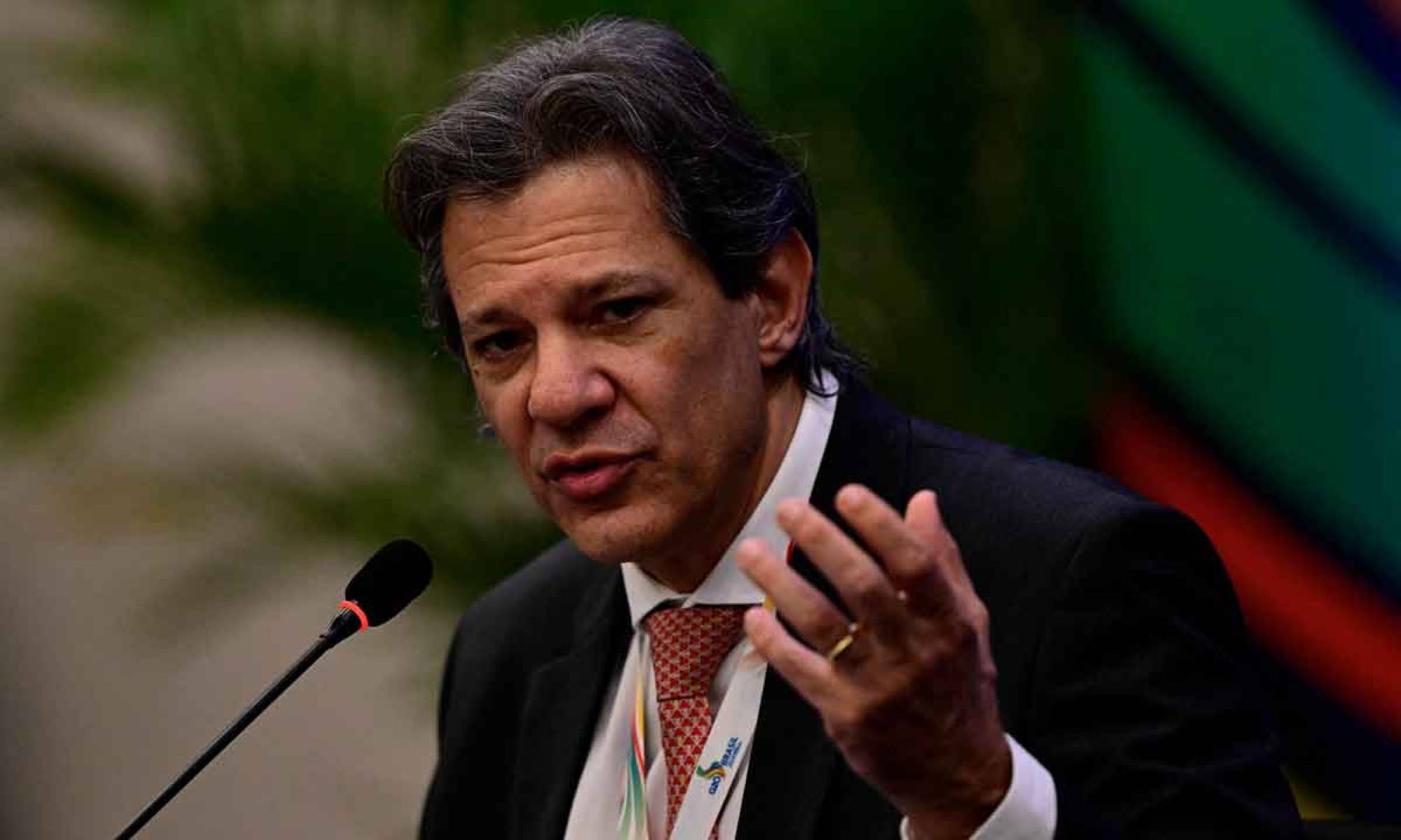 Sobressai a figura melancólica do ministro da Fazenda, fiel ao seu papel de guardião da integridade do crédito público e do equilíbrio financeiro do Estado e da economia - (crédito: FABIO PORCIÚNCULA/AFP) Sobressai a figura melancólica do ministro da Fazenda, fiel ao seu papel de guardião da integridade do crédito público e do equilíbrio financeiro do Estado e da economia - (crédito: FABIO PORCIÚNCULA/AFP)