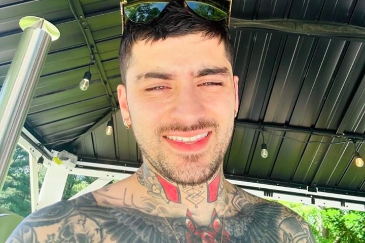 Em março de 2015, Zayn surpreendeu os fãs ao anunciar sua saída do grupo, citando o desejo de viver como um "adolescente normal", longe dos holofotes.