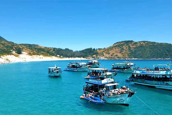 Afinal, localizada em uma área protegida pela Marinha do Brasil, ela é considerada uma das praias mais limpas e preservadas não só do estado, mas de todo o país. O o controlado e o tempo limitado de visita ajudam a conservar seu visual intocado.