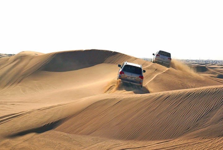 Além de tudo isso, a “melhor experiência do mundo”, segundo os usuários do TripAdvisor, ainda oferece a oportunidade de fazer fotos usando trajes árabes, fazer rally pelas dunas e apreciar apresentações de danças típicas.