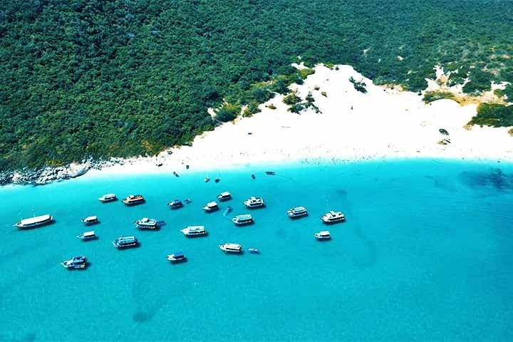 Com águas cristalinas, areias brancas e paisagens de tirar o fôlego, a Praia do Farol é o cartão-postal ideal para abrir as portas de Arraial, onde não faltam mirantes, trilhas, mergulhos e experiências inesquecíveis. Assim, que tal conhecermos mais atrações para se conhecer em Arraial?- Reprodução do Youtube Guilherme Spengler