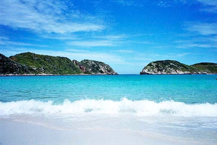 Com opÃ§Ãµes para quem busca aventura, contemplaÃ§Ã£o ou simplesmente relaxar Ã  beira-mar, o lugar Ã© ideal para recarregar as energias. Cada experiÃªncia em Arraial deixa a sensaÃ§Ã£o de que a natureza caprichou especialmente ali.