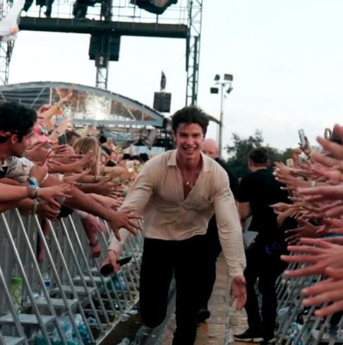 "Depois de falar com minha equipe e profissionais de saúde, preciso tirar um tempo para me curar e cuidar de mim e da minha saúde mental, antes de tudo", desabafou. 
-Instagram @shawnmendes