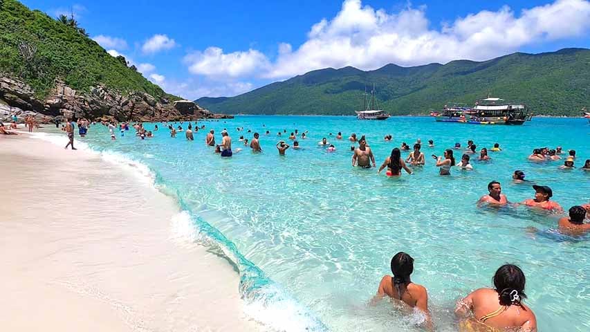 As Prainhas do Pontal do Atalaia são adas por uma icônica escadaria com vista deslumbrante. Formadas por duas praias que se unem na maré baixa, oferecem mar calmo e cristalino, digno de Caribe.