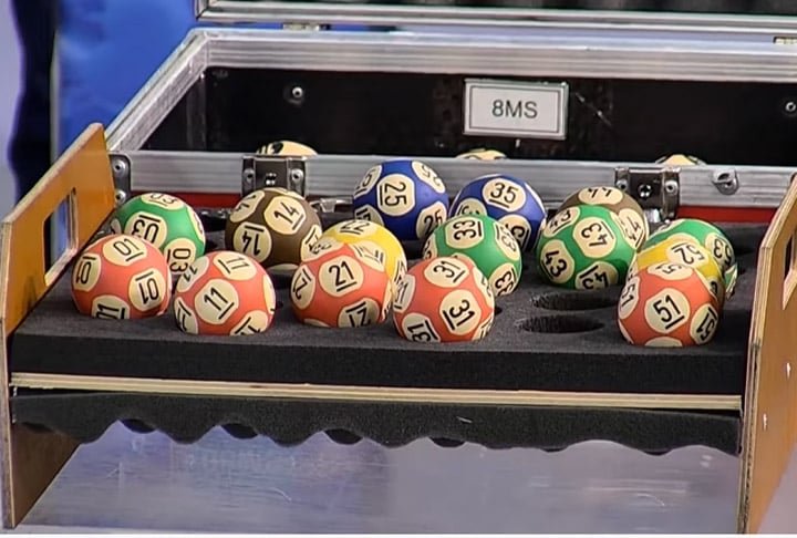 Ganhadores de prêmios milionários nas loterias devem guardar o dinheiro com atenção e muita discrição. Afinal, atrair a cobiça alheia pode ser um perigo. Veja pessoas que ganharam uma bolada e acabaram sendo vítimas de brigas judiciais, violência e, em alguns casos, até assssinato. -Reprodução YouTube Caixa