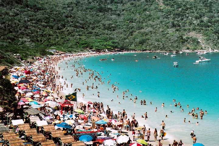 A faixa de areia abriga quiosques, petiscos e até restaurante flutuante. A infraestrutura permite ar o dia todo com conforto. Caminhando para o canto da praia, é possível fugir do movimento e curtir a paz.