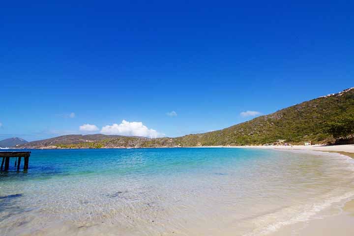 A Praia do Forno é uma das mais famosas de Arraial do Cabo, ível por trilha ou barco. Com cerca de 500 metros, tem águas coloridas, tranquilas e ideais para mergulho com snorkel, onde é possível ver tartarugas e até uma fazenda de ostras.
