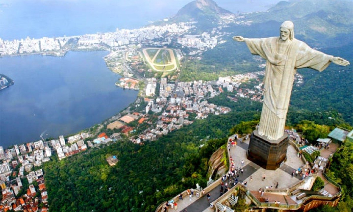 O Brasil ostenta uma das sete Maravilhas do Mundo Moderno. O Cristo Redentor fica a 709 metros acima do nível do mar, no Parque Nacional da Tijuca, sendo feito de concreto armado e pedra-sabão.  -  (crédito: Divulgação Pedro Kirilos Riotur)
