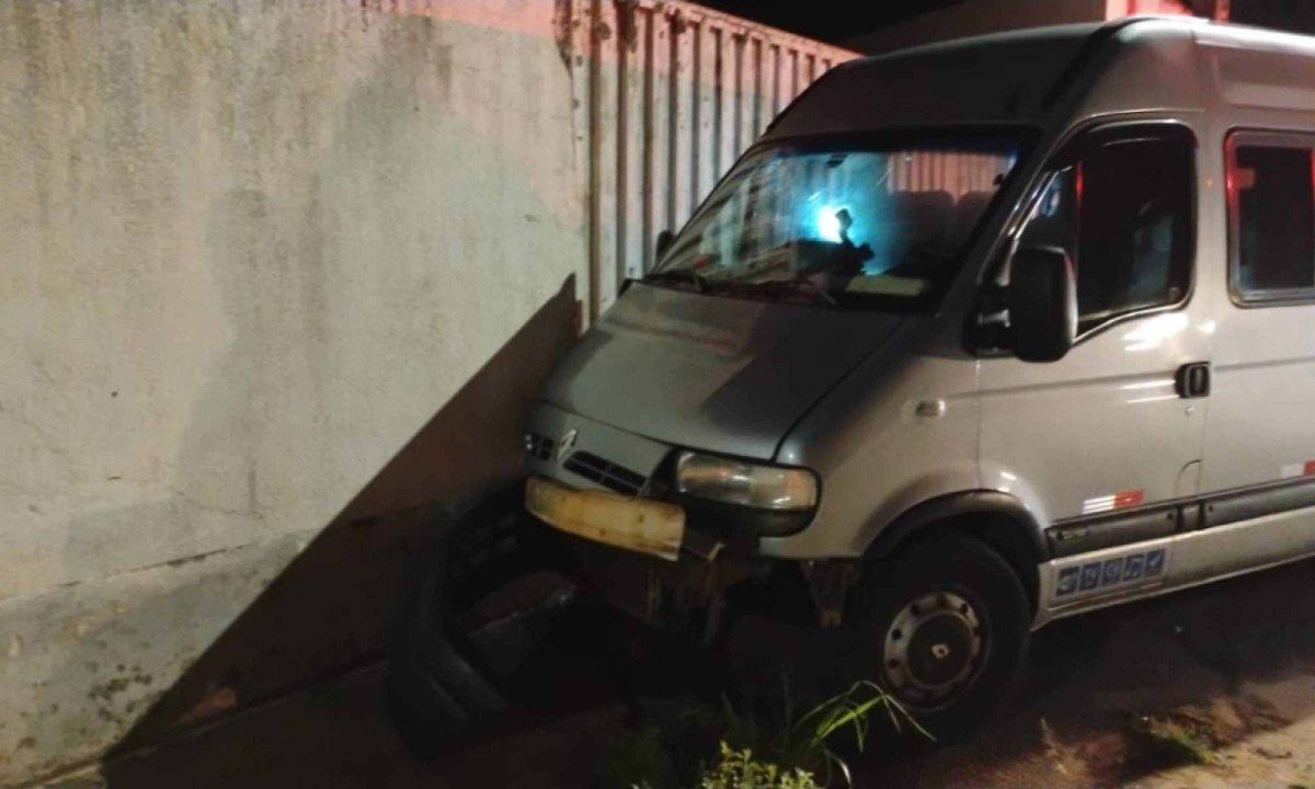 Todas as 12 v&iacute;timas eram passageiras da van e tiveram ferimentos leves -  (crédito: CBMMG / Divulga&ccedil;&atilde;o)