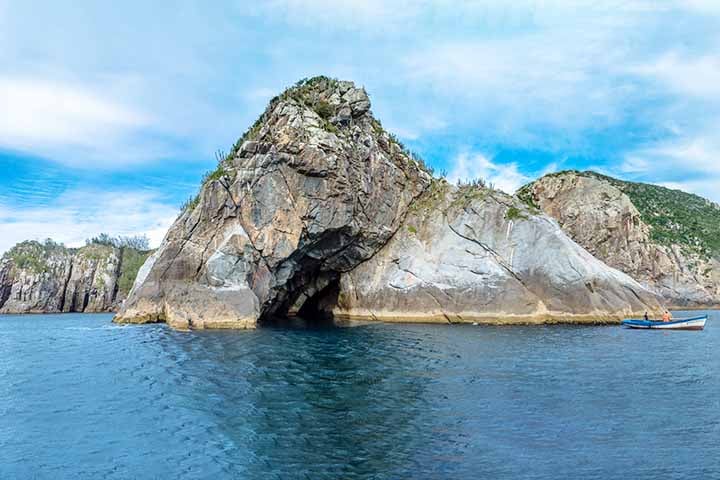 Mesmo fora do fenômeno, o trajeto é espetacular e a por outros atrativos, como a imagem de Nossa Senhora na rocha e o buraco causado por um suposto meteorito. Fique atento: golfinhos podem aparecer!