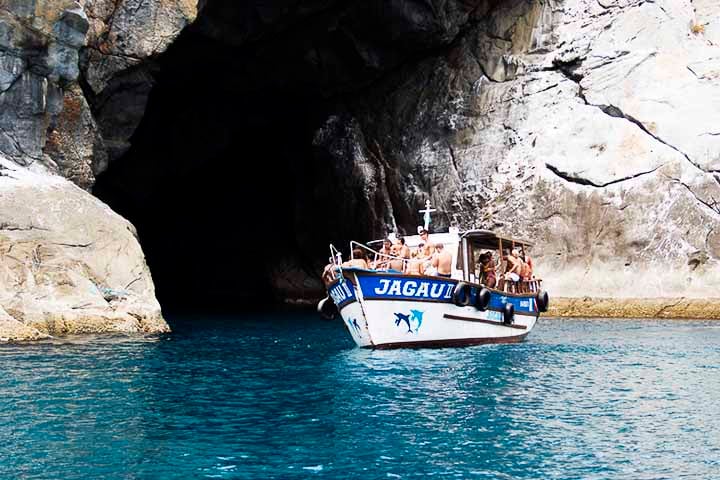 Parte dos eios de barco em Arraial, a Gruta Azul impressiona por sua formação rochosa e pela beleza das águas ao redor. O fenômeno que dá nome ao lugar acontece raramente, ao amanhecer, quando a luz entra na gruta e reflete na água, tingindo tudo de azul.