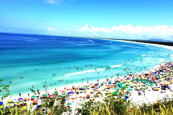 É a praia mais urbana de Arraial, ideal para quem busca facilidade de o, bares e quiosques. Apesar do mar gelado, é muito procurada para banho e surfe. Democrática, recebe desde famílias até grupos de amigos e surfistas, oferecendo um visual impressionante em qualquer estação.