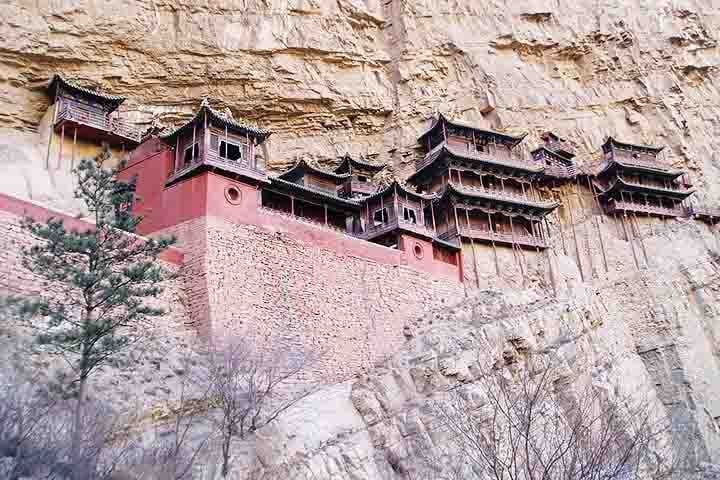 Essas vigas transversais do templo ficam afixadas em aberturas que foram engendradas nas formações rochosas.
