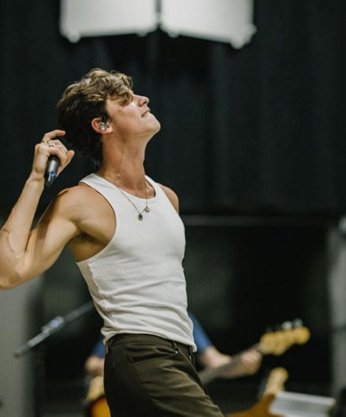 Uma curiosidade é que ele fala um pouco de português, pois seu pai é natural de Portugal. Ele foi criado em um lar religioso e a mãe é inglesa. Mendes é apaixonado por esportes e pratica hóquei no gelo. 

-Instagram @shawnmendes